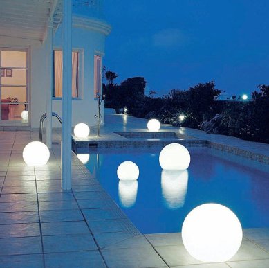 des-lampes-extérieures-rondes-dans-la-piscine-et-dans-le-jardin